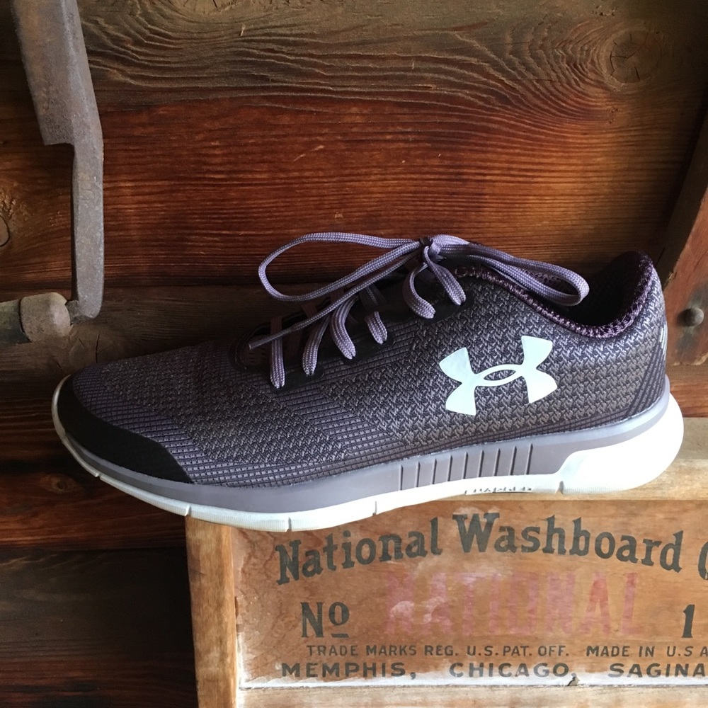 Under Armour  ladies size 9